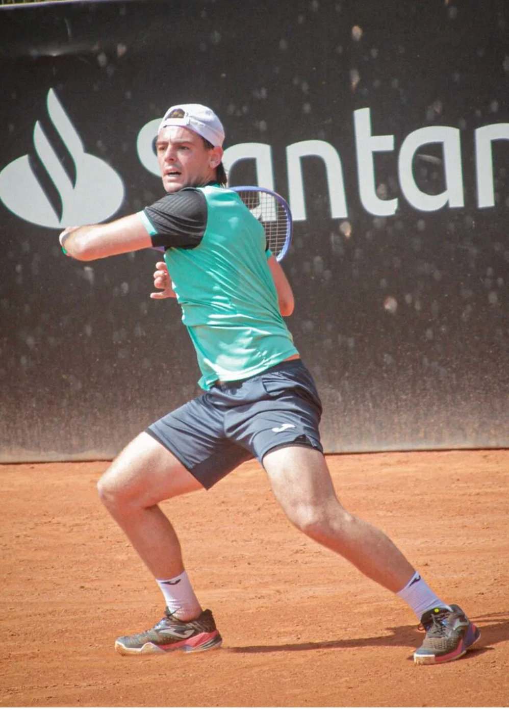 他，27岁，过去7年里“卖”了8场球…. 球场上这一切，全是赌局…